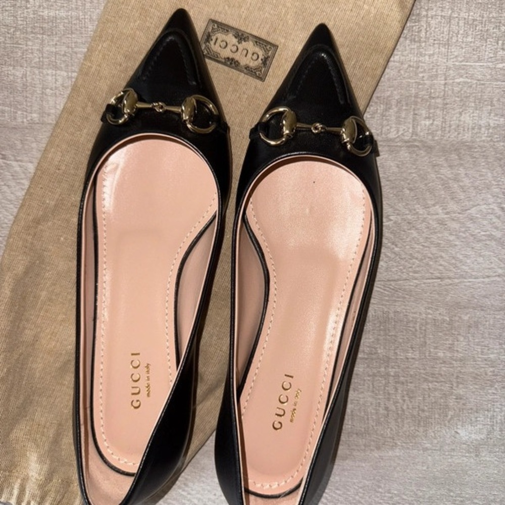Gucci Black Flats with Sophisticated Glossy Finish